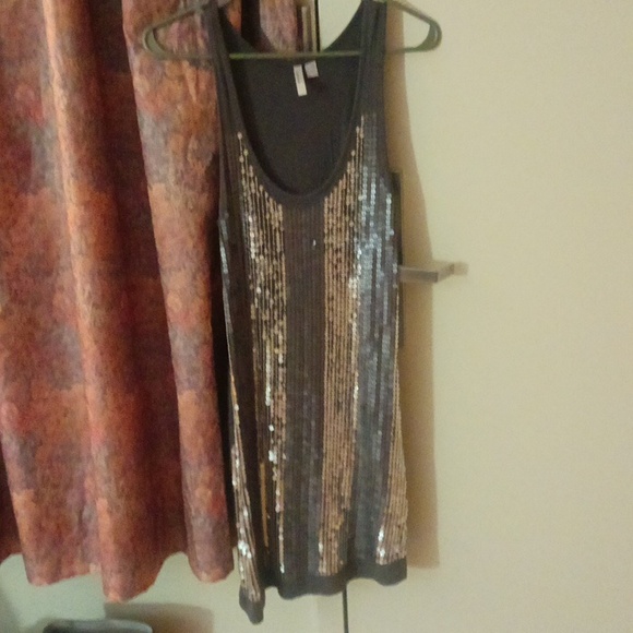 A night on the town for New Year's Eve or that Christmas party you will plan to. - Picture 2 of 4